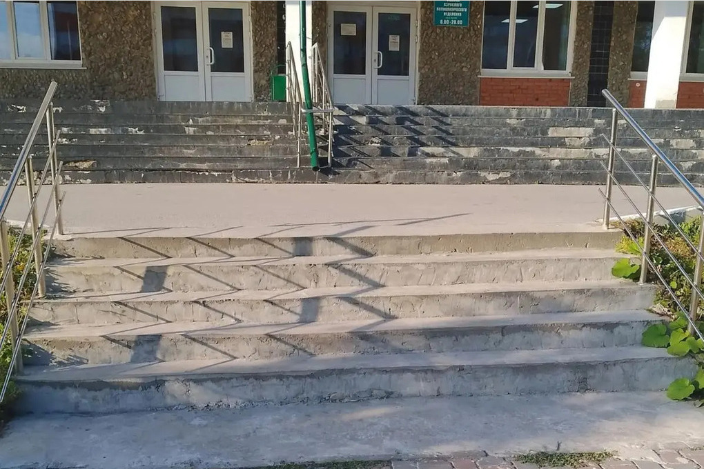 В Бердске отремонтировали крыльцо и ступени двух поликлиник ЦГБ