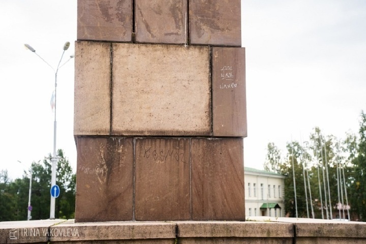 Вандалы разрисовали памятник Кирову на площади в Петрозаводске