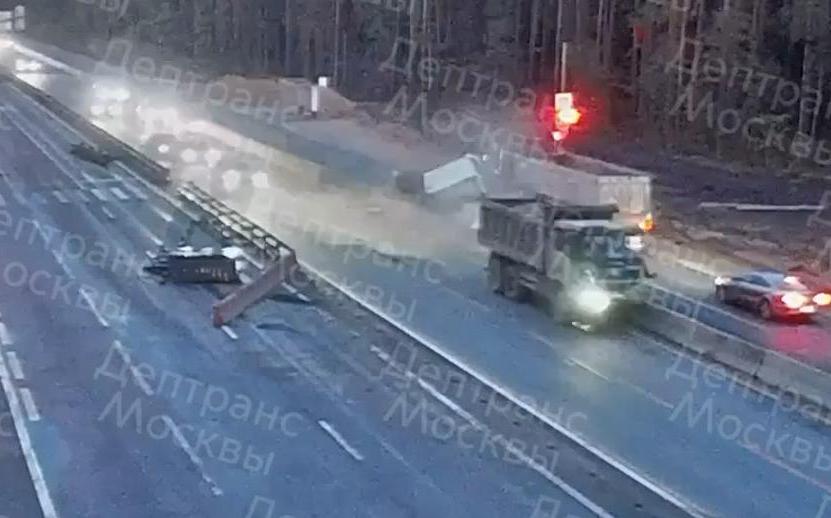 Водитель протаранил сразу три машины на Киевском шоссе в Москве. Видео
