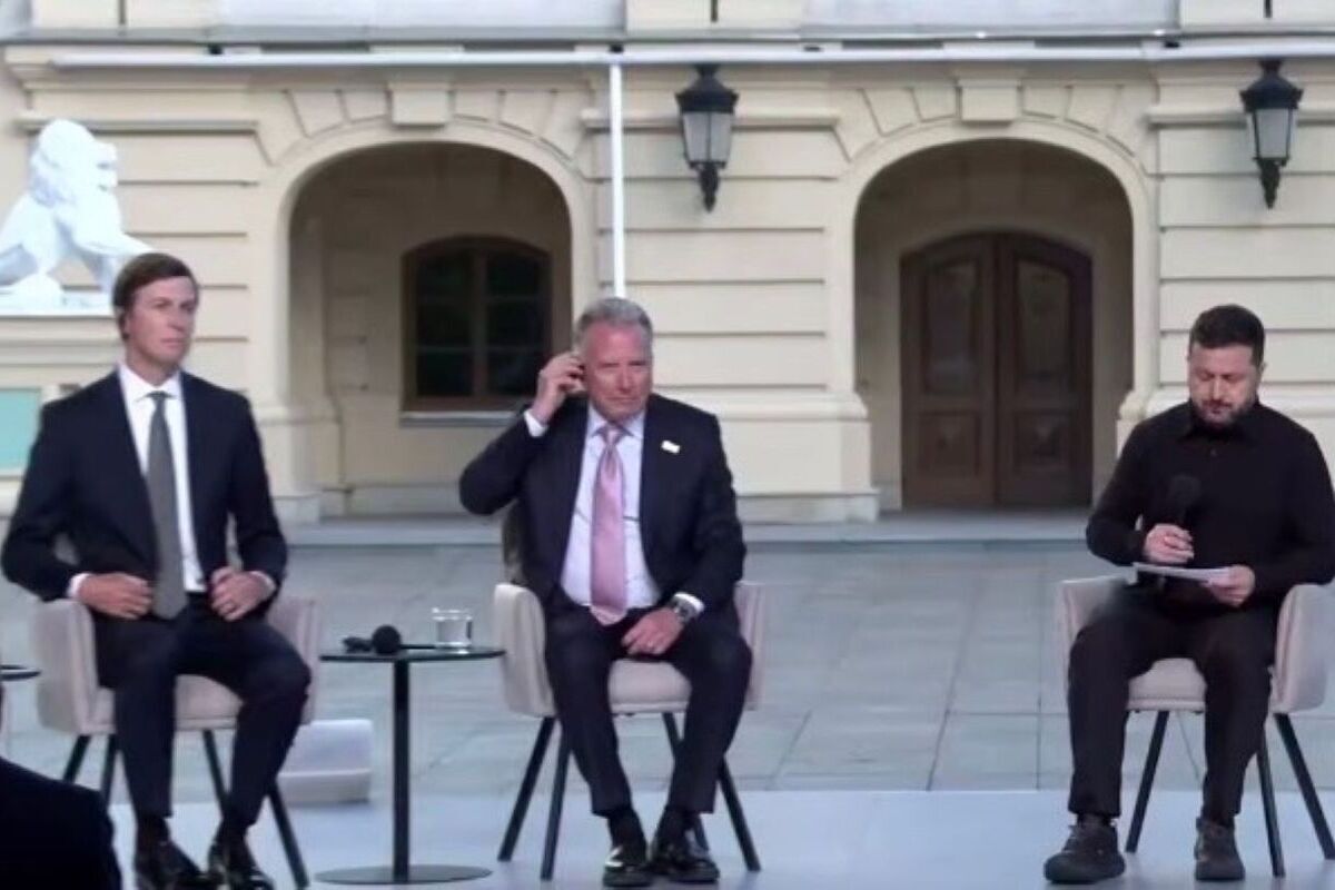 В Киеве после переговоров представителям Трампа подарили странные футболки