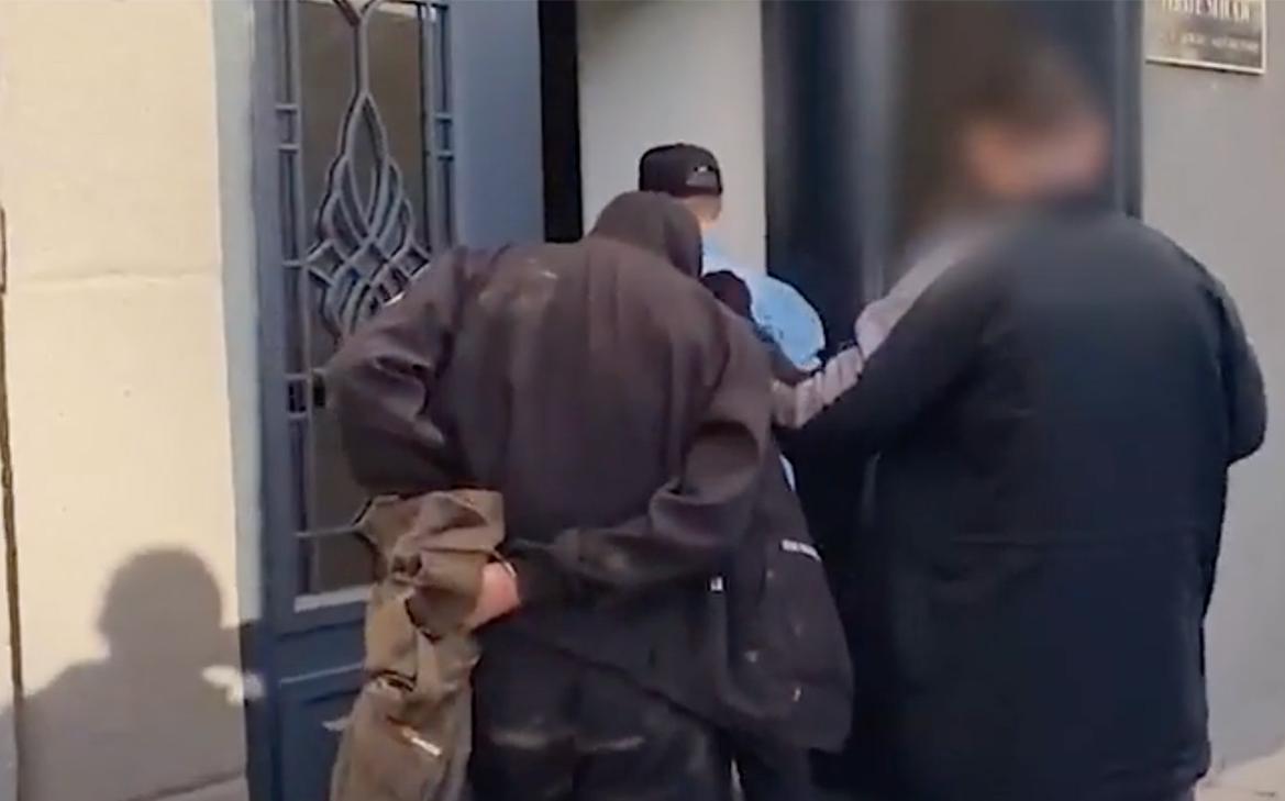 Появились видео допроса подозреваемого в диверсии в Хабаровском крае
