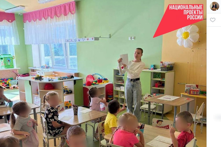 Краснояружские близняшки стали воспитателями в детсаду по соцконтракту