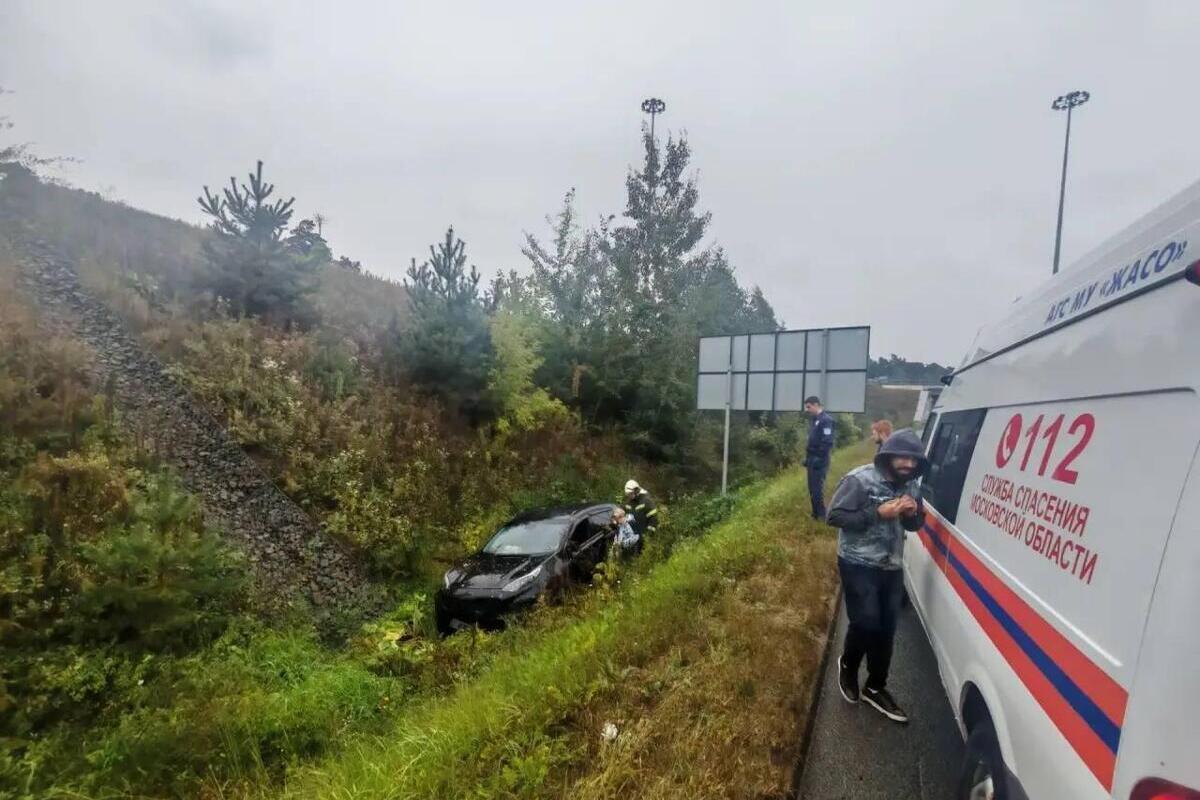 В Жуковском на улице Туполева автомобиль улетел в кювет из-за аквапланирования