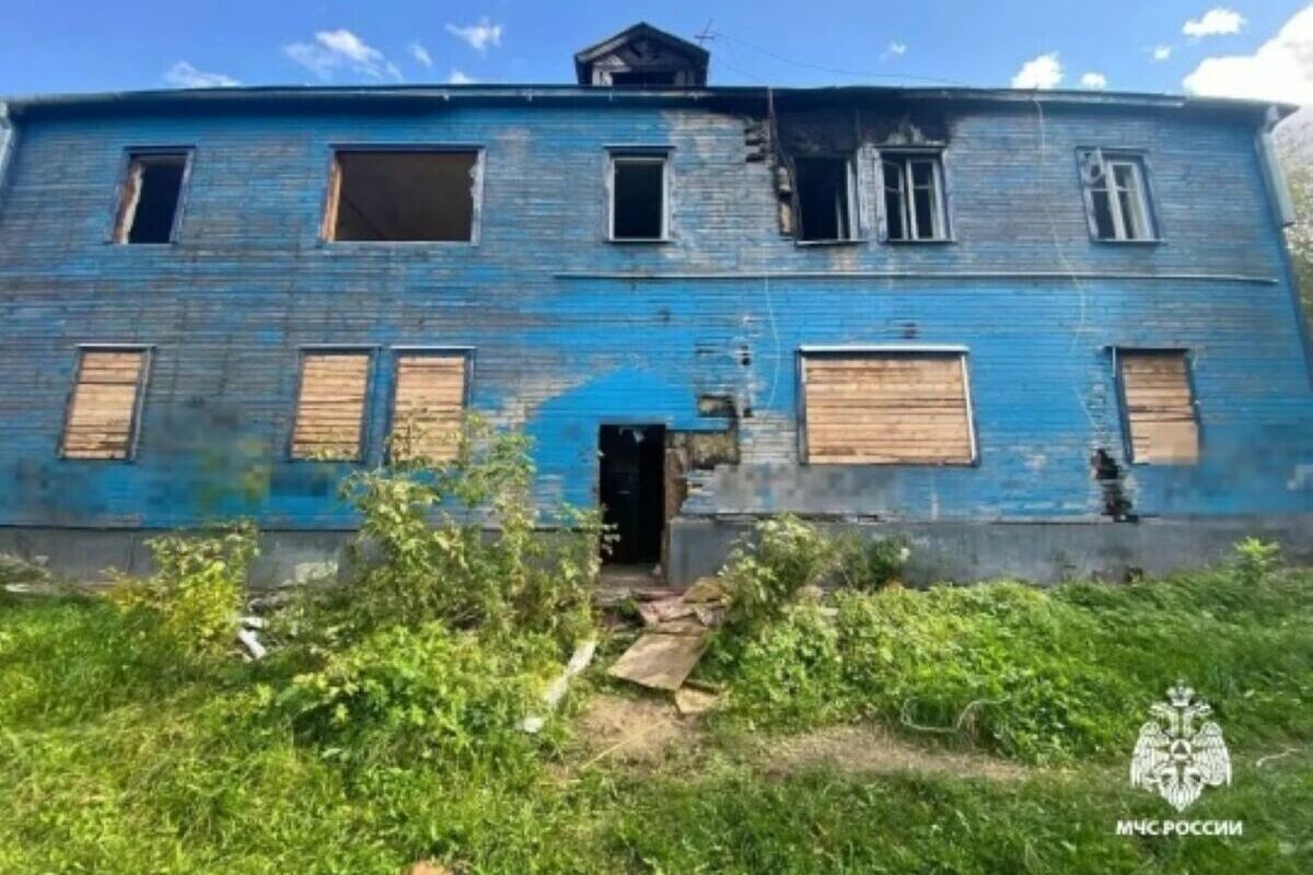 Костромские пожары: вчера огнеборцы тушили заброшку, в которой задымил диван