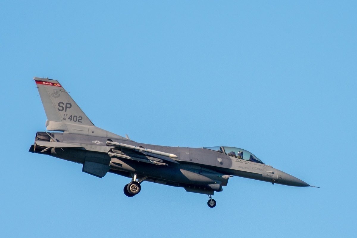 Критическую нехватку ракет для истребителей F-16 у Украины объяснили