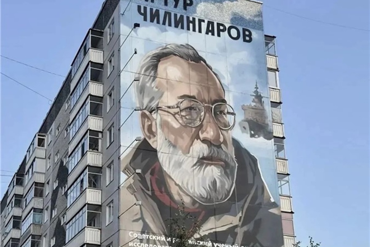 В Красноярске на фасаде дома в Северном завершили мурал в честь Артура Чилингарова