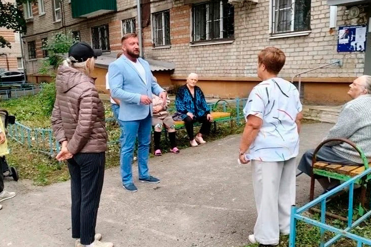 Активные липчане и новая УК преобразили двор на Механизаторов