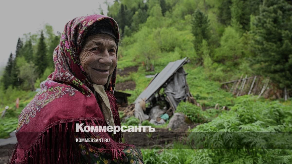 Таежную отшельницу Агафью Лыкову вооружили «треуголками» и «сигналками» из-за медведей // Отшельницу Агафью Лыкову вооружили «треуголками» и «сигналками» из-за медведей