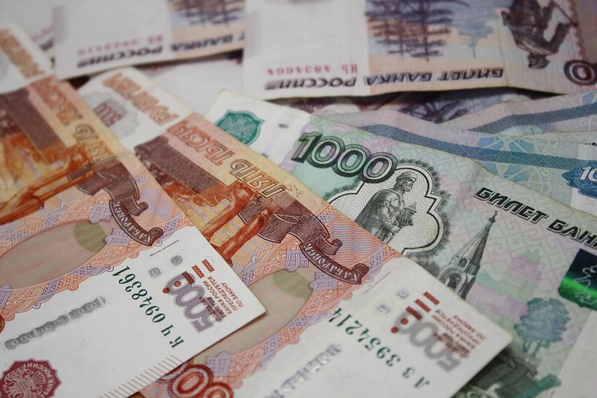Судебные приставы помогли омскому маляру получить 1 млн рублей долга по зарплате