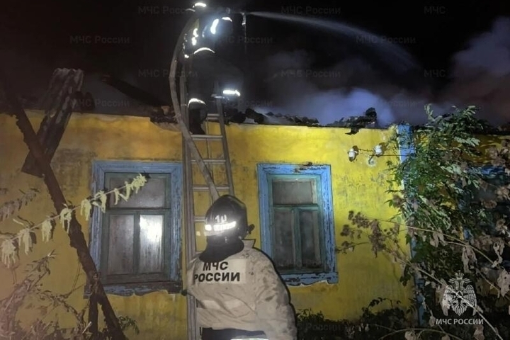В Орловской области ночью сгорели кровля и веранда жилого дома