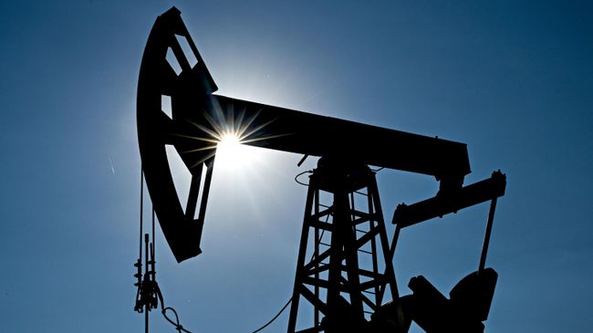 Цена нефти Brent превысила 98 долларов впервые с 24 июля