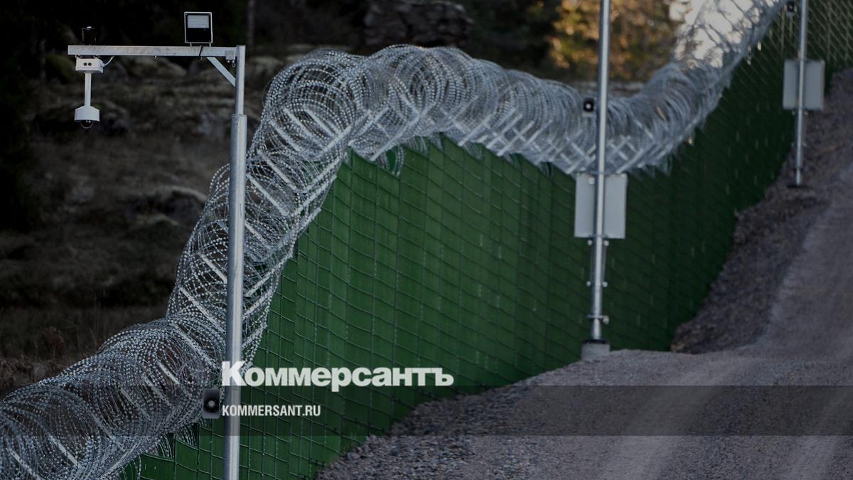 Финляндия достроила 200-километровый забор на границе с Россией