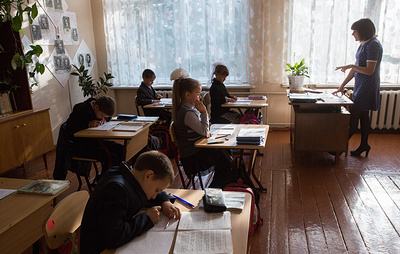 В ДФО планируют выплачивать учителям двойные компенсации за работу в малых городах и селах
