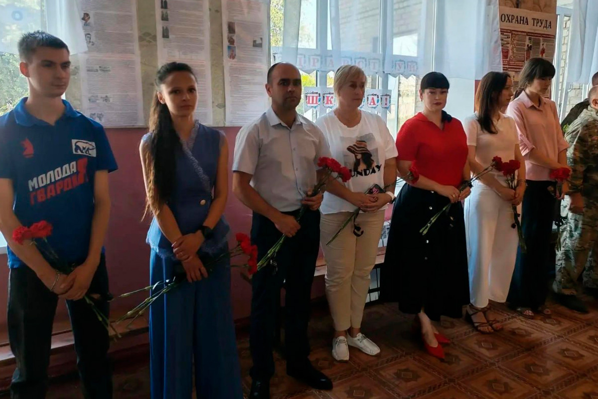 В Торезе увековечили память погибшего выпускника