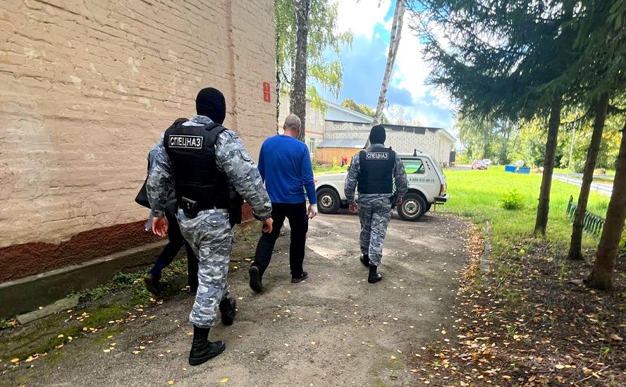 В Калуге приставы забрали мужчину из ЗАГСа из-за долга по алиментам