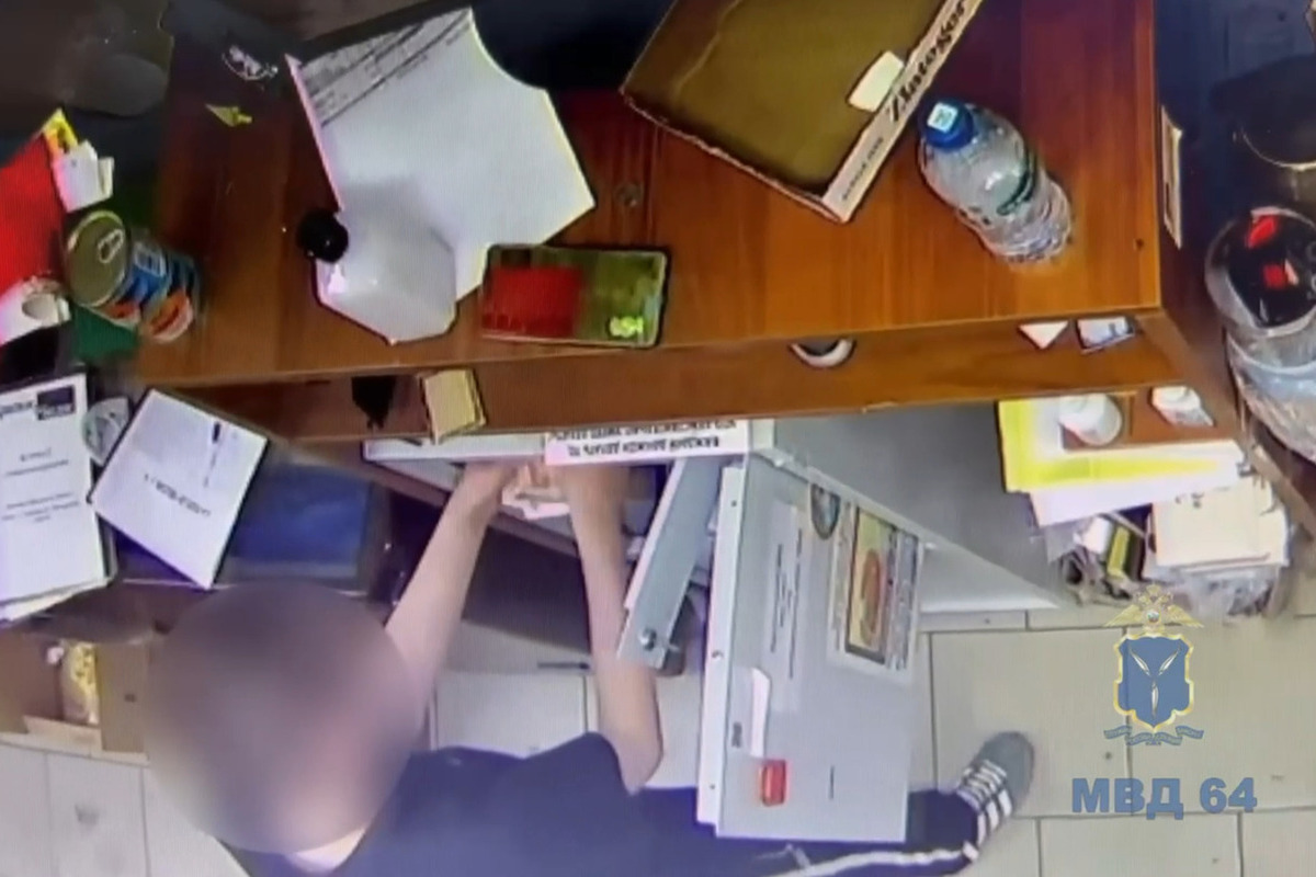 В Саратове сотрудник магазина украл из сейфа деньги и попал на видео