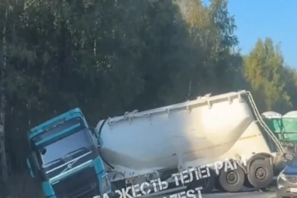 Появились кадры мощного ДТП цементовоза и «Газели» под Тулой