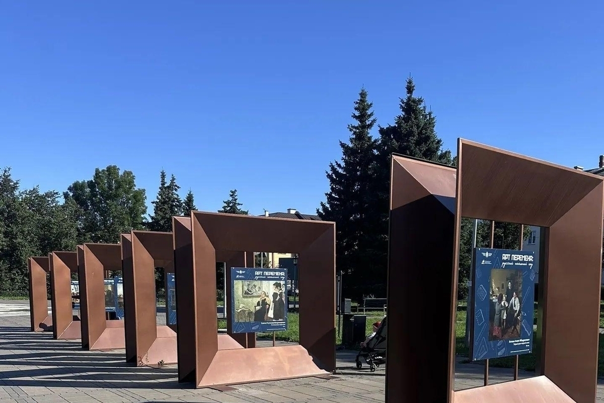 В Пскове открылась уличная выставка «Арт-перемена: русский школьный код»