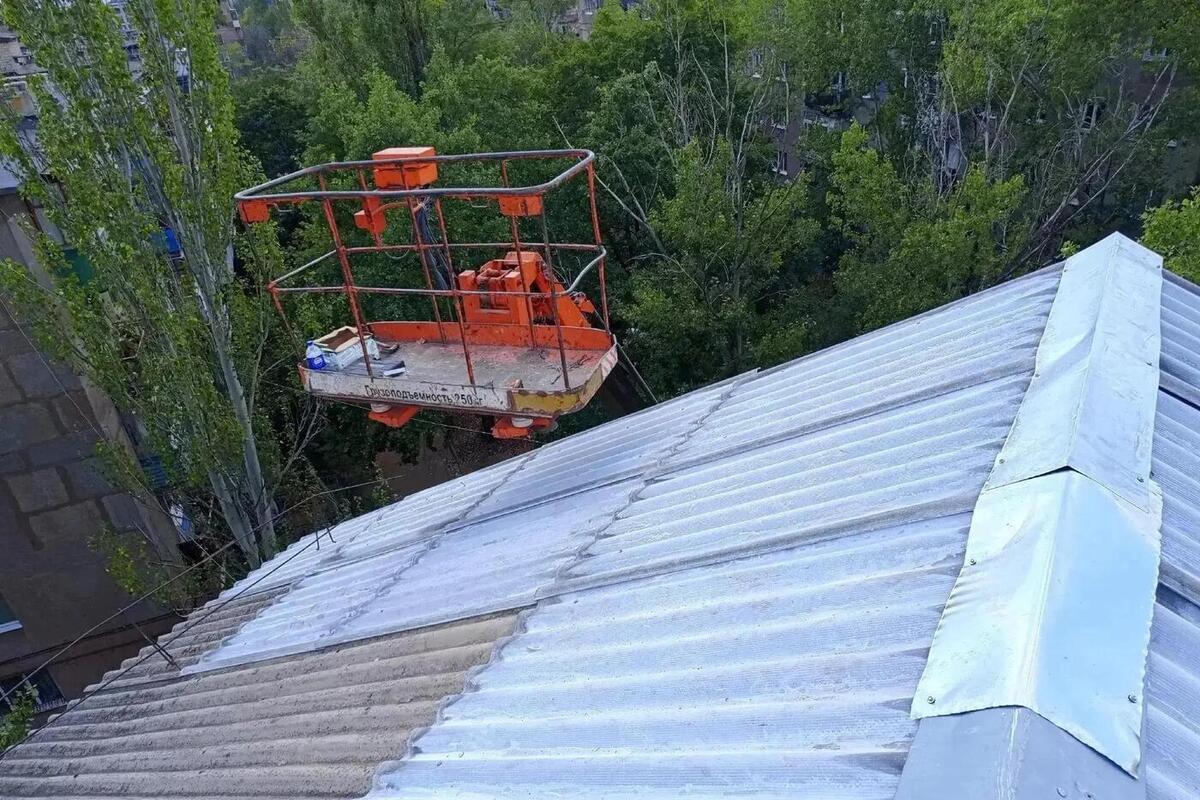 В Горловке за неделю восстановили мягкое кровельное покрытие в шести домах