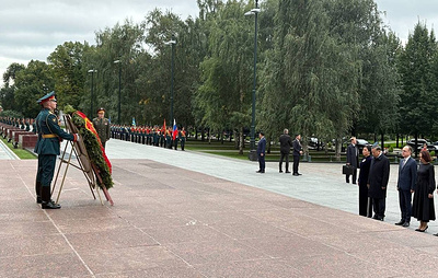 Президент Вьетнама возложил венок к Могиле Неизвестного Солдата