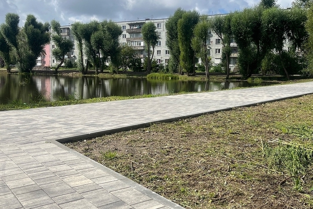 Берег водоёма на Парковой в Светлом заметно преобразился