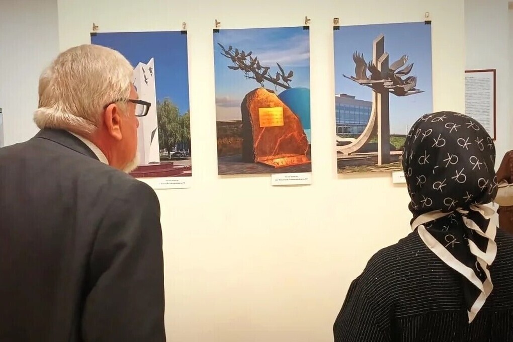 В Махачкале открылась фотовыставка «Журавли Расула Гамзатова»