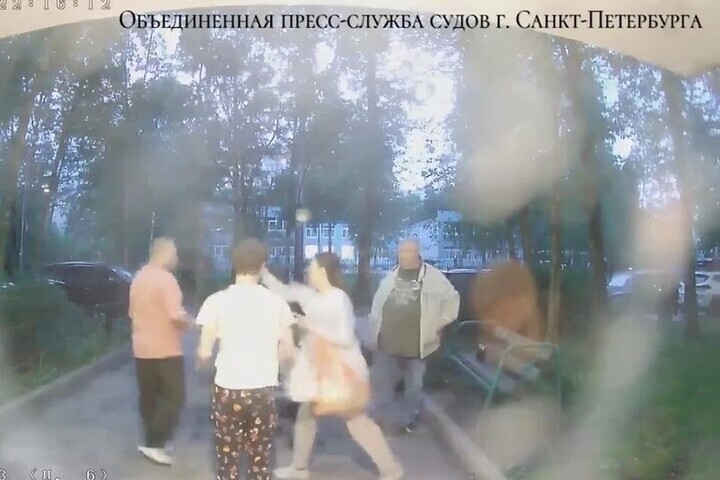 Петербуржец получил штраф, а соседка − пощечину в войне за чистый подъезд