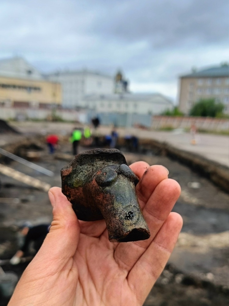 Археологи нашли носик средневекового водолея на раскопках в Пскове
