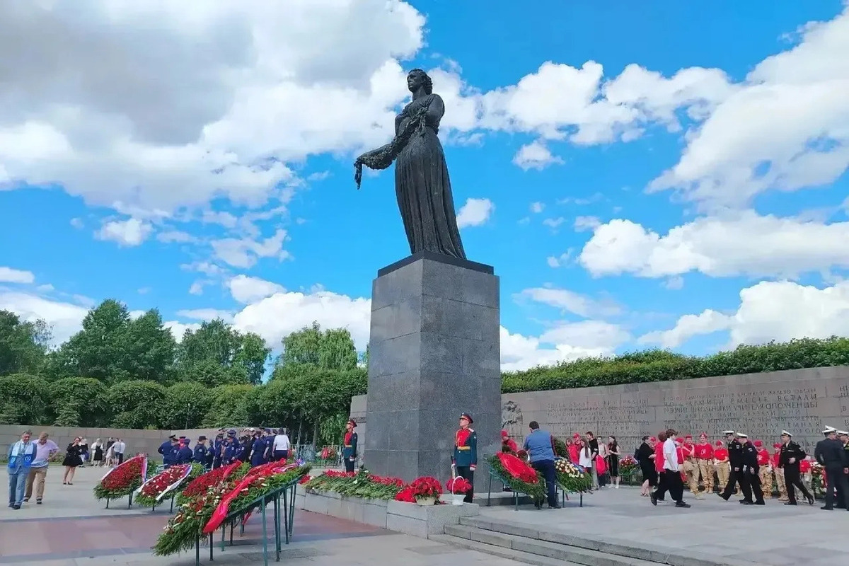 «Почти 900 дней обстрелов»: петербуржцы отдали дань памяти героям блокадного Ленинграда