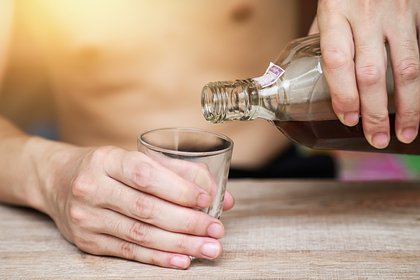 Врач оценил риск слепоты из-за суррогатного алкоголя