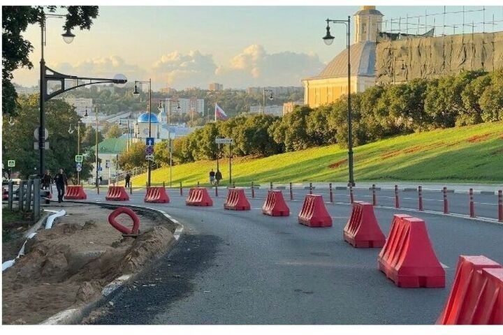 Ползущий в овраг тротуар на Большой Советской в Смоленске обследует специализированный НИИ
