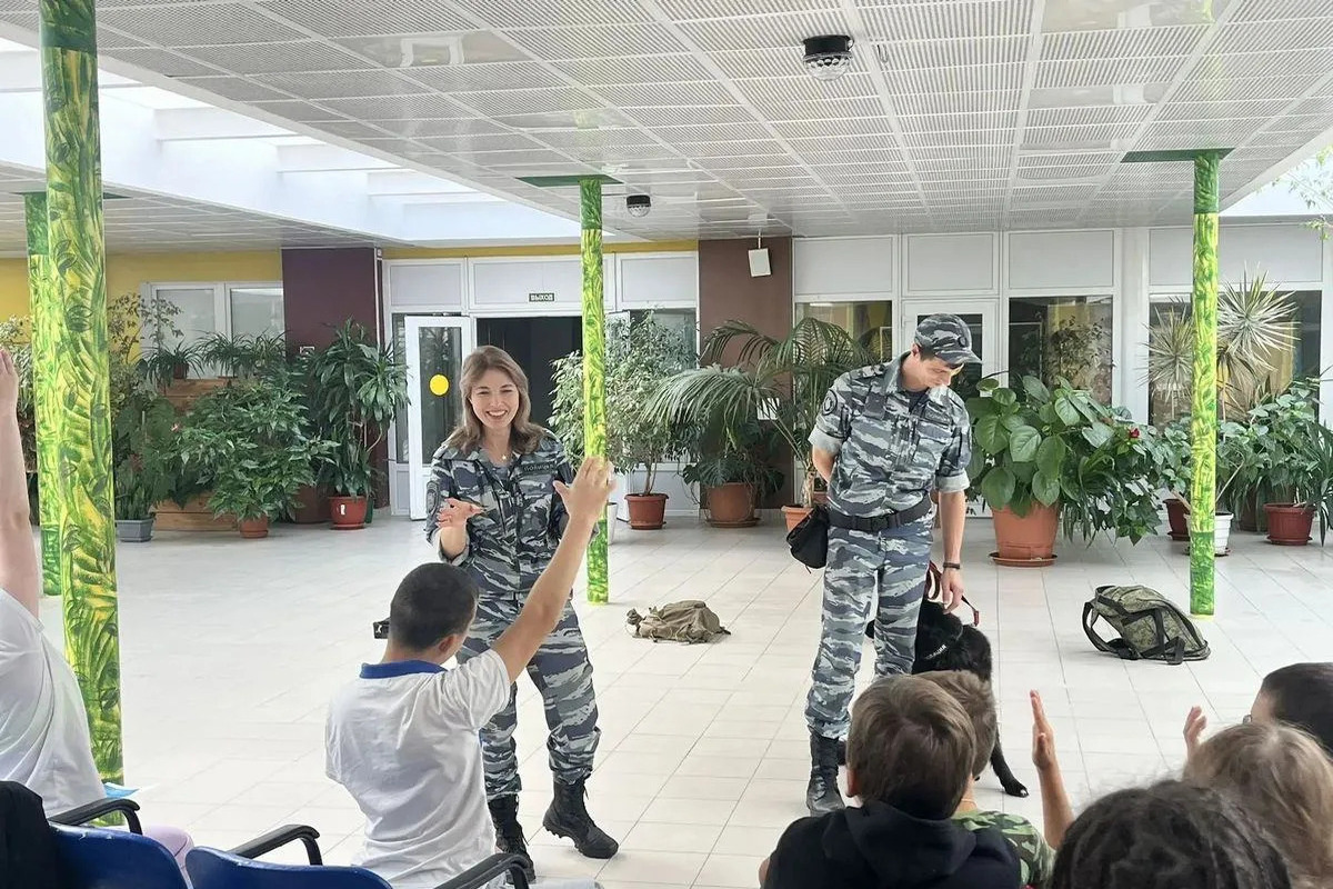 Новгородские полицейские познакомили детей из центра «Юрьево» с хвостатыми ищейками