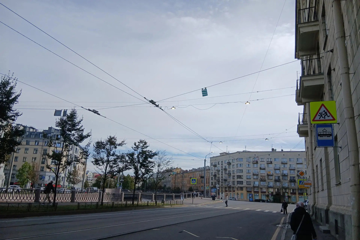 Петербуржцев возмутили зажжённые в полдень фонари