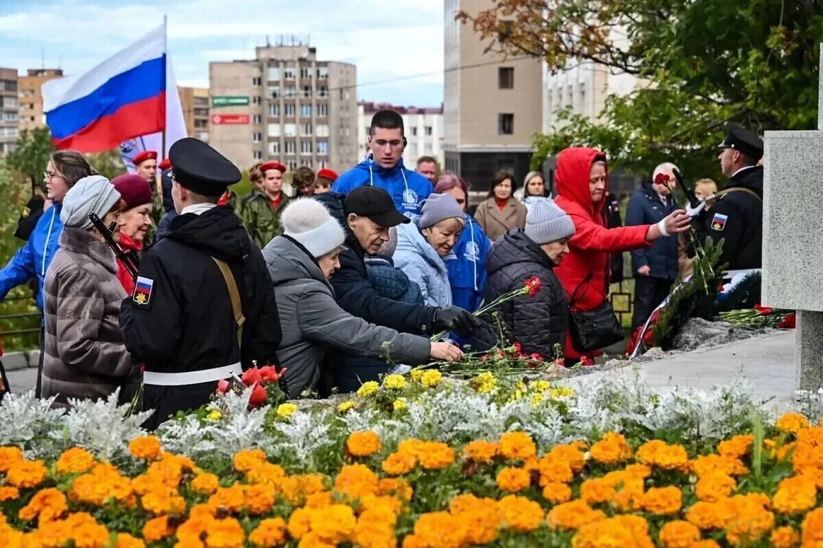 Мурманчане пошли с цветами к мемориалу 6-й комсомольской батареи в честь 85-летия подвига