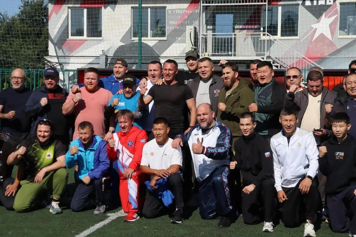 Звезды мирового бокса и олимпийские чемпионы провели зарядку в парке Элисты