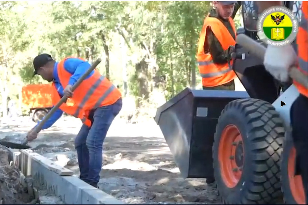 В Мелитополе продолжается благоустройство аллеи на улице Ярослава Мудрого