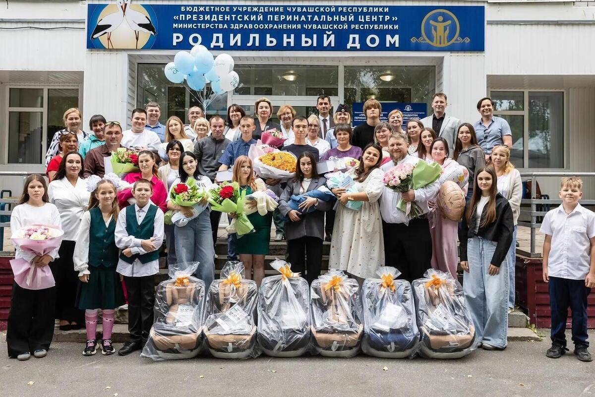 В Чебоксарах родителям новорожденных подарили детские кресла
