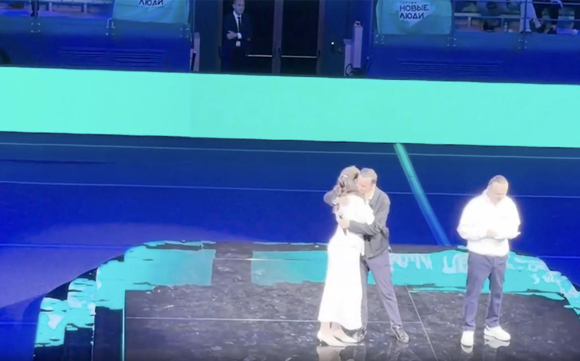 «Новые люди» провели съезд с kiss cam, гендер-пати и танцующими слонами