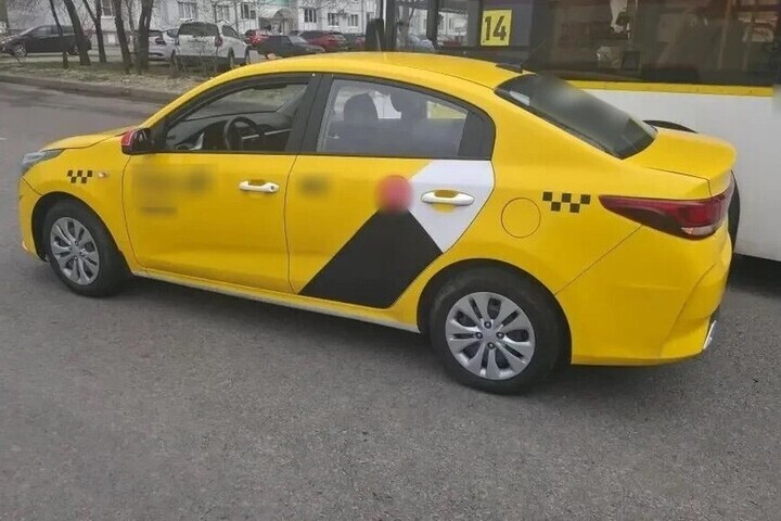 Водитель такси в Воронеже выгнал пассажирок из машины за отказ платить в начале поездки