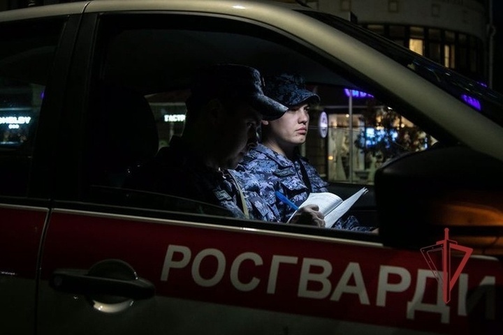 В Пензе мужчина бросил бутылку в знакомого во время конфликта из-за оплаты заказа
