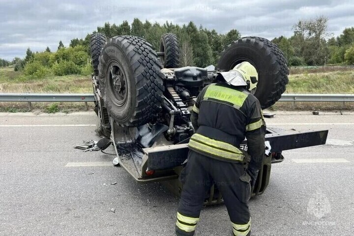 МЧС показало, как тушили авто и устраняли последствия 4 ДТП в Тульской области