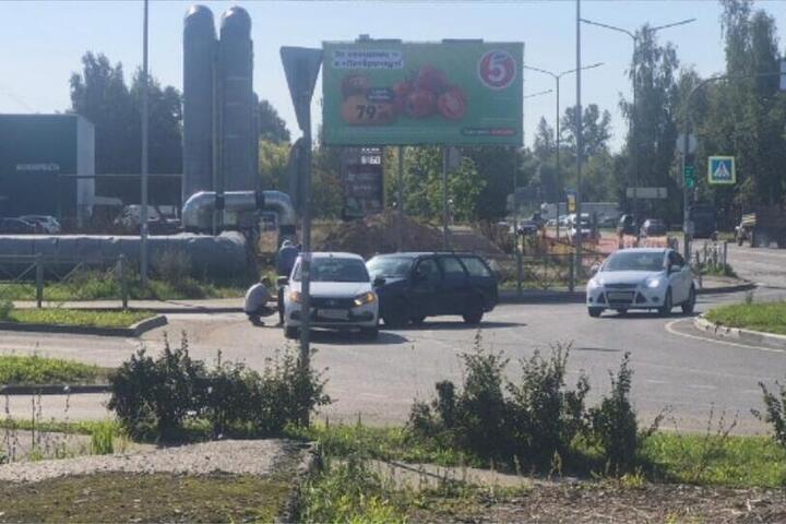 Псковская авария в стиле ч/б: чёрный седан врезался в белую «Ладу»