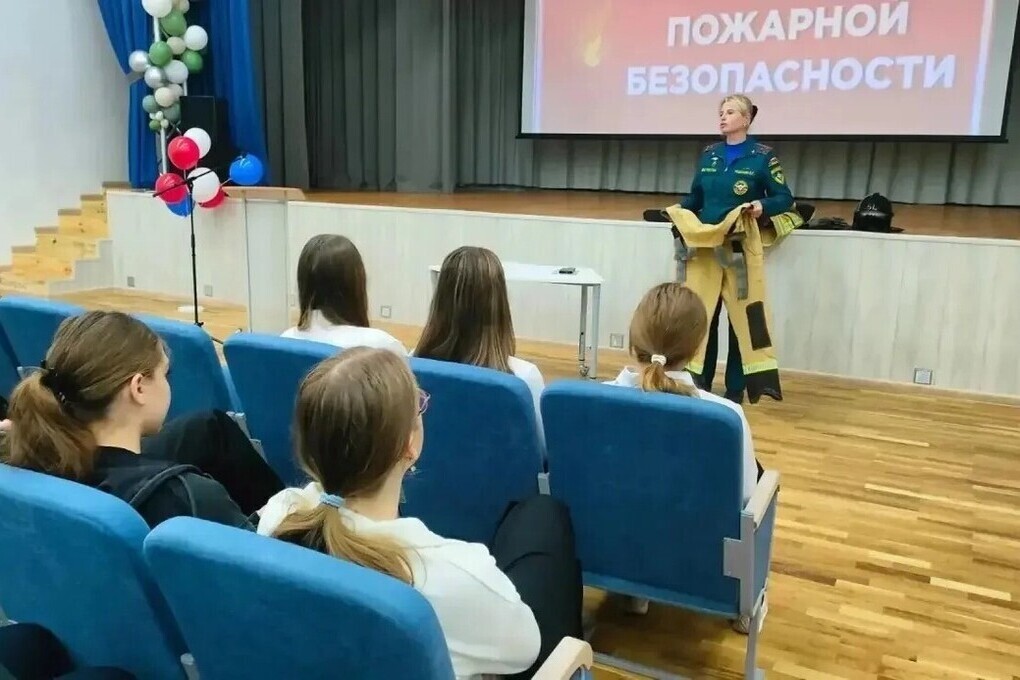 В гимназии Протвино старшеклассникам рассказали о пожарной безопасности и дали примерить форму спасателей