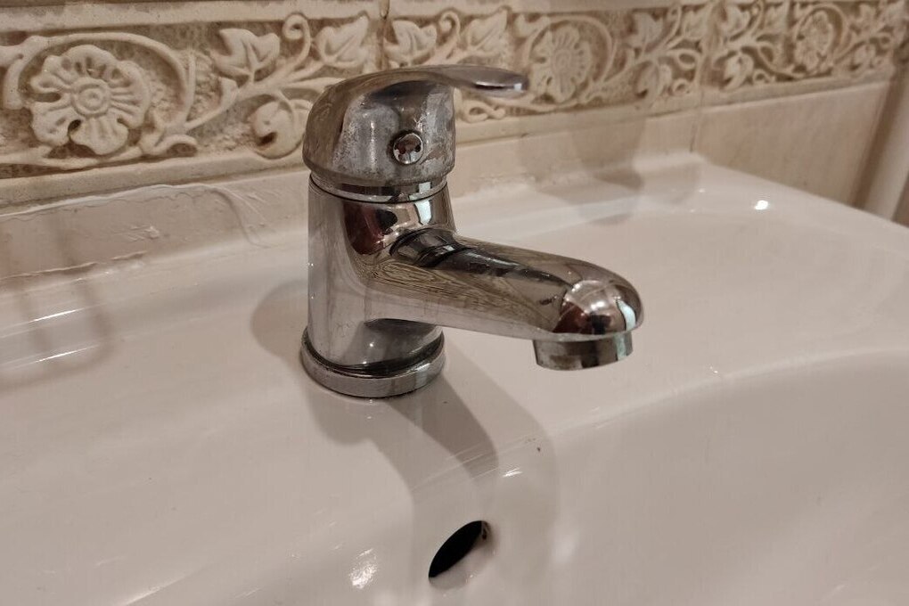 Жильцы дома на Батальной попросили горячую воду, а получили ответ про интернет