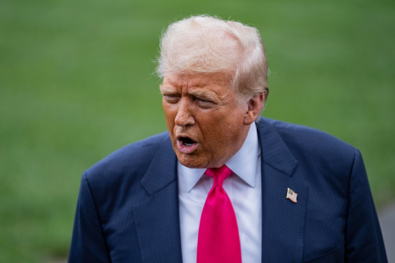 Политолог раскрыл, почему Трамп устроил марафон «кринжовых» постов в Сети