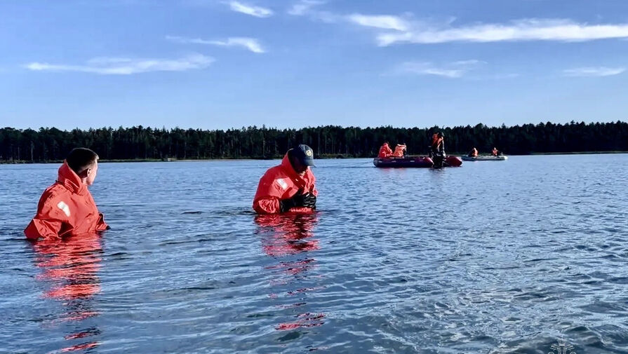 На Сахалине два человека ушли под воду на озере