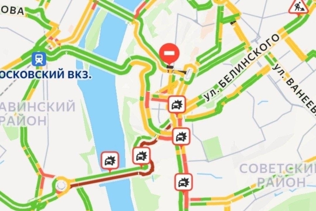 Упавший светофор на Лядова остановил движение в центр Нижнего