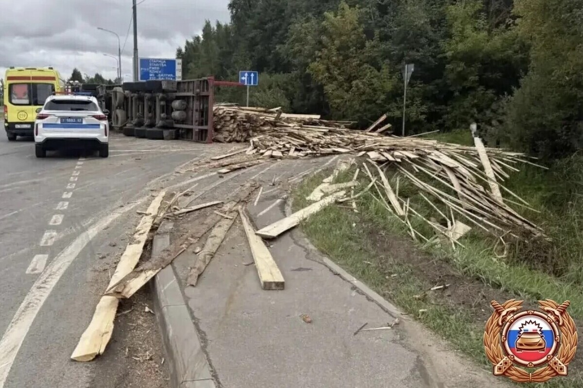 Грузовик с досками опрокинулся на бок в Твери