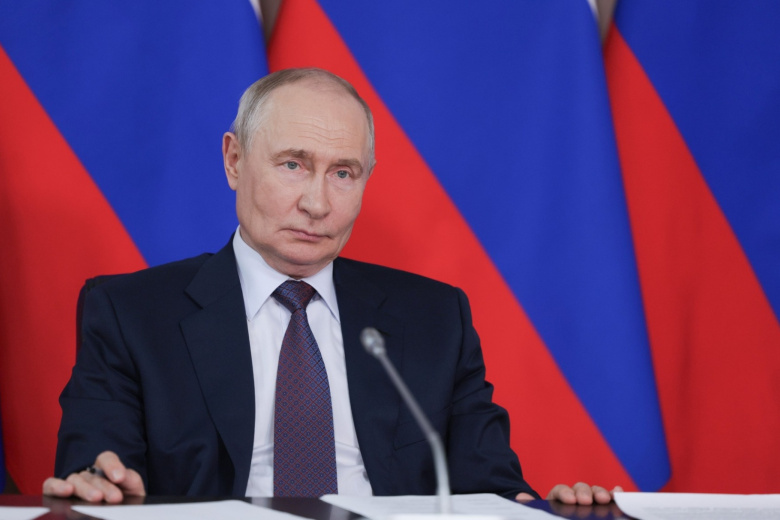 Путин поздравил со 101-летием сидевшего с ним на параде ветерана