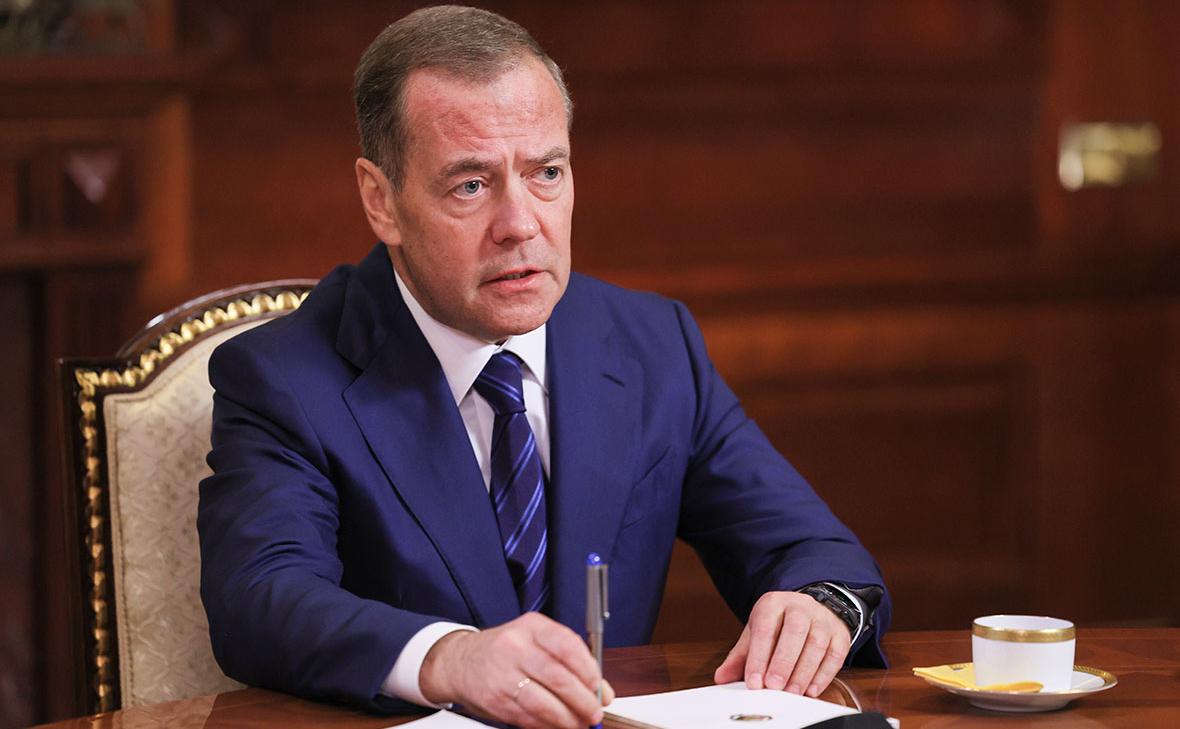 Медведев заявил, что Россия может не оставить от Киева «камня на камне»